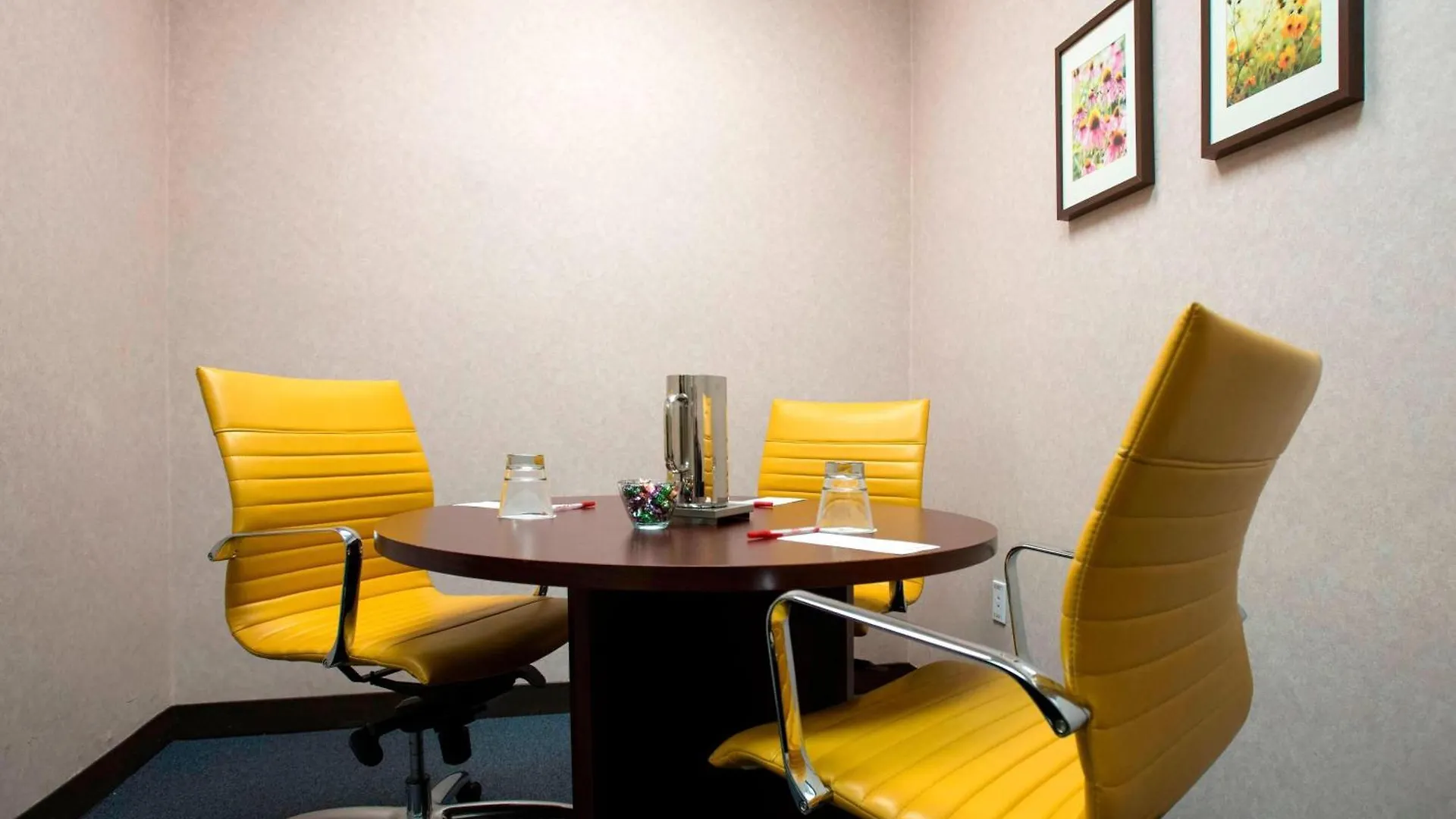 Отель Newark Liberty International Airport Marriott 3*,