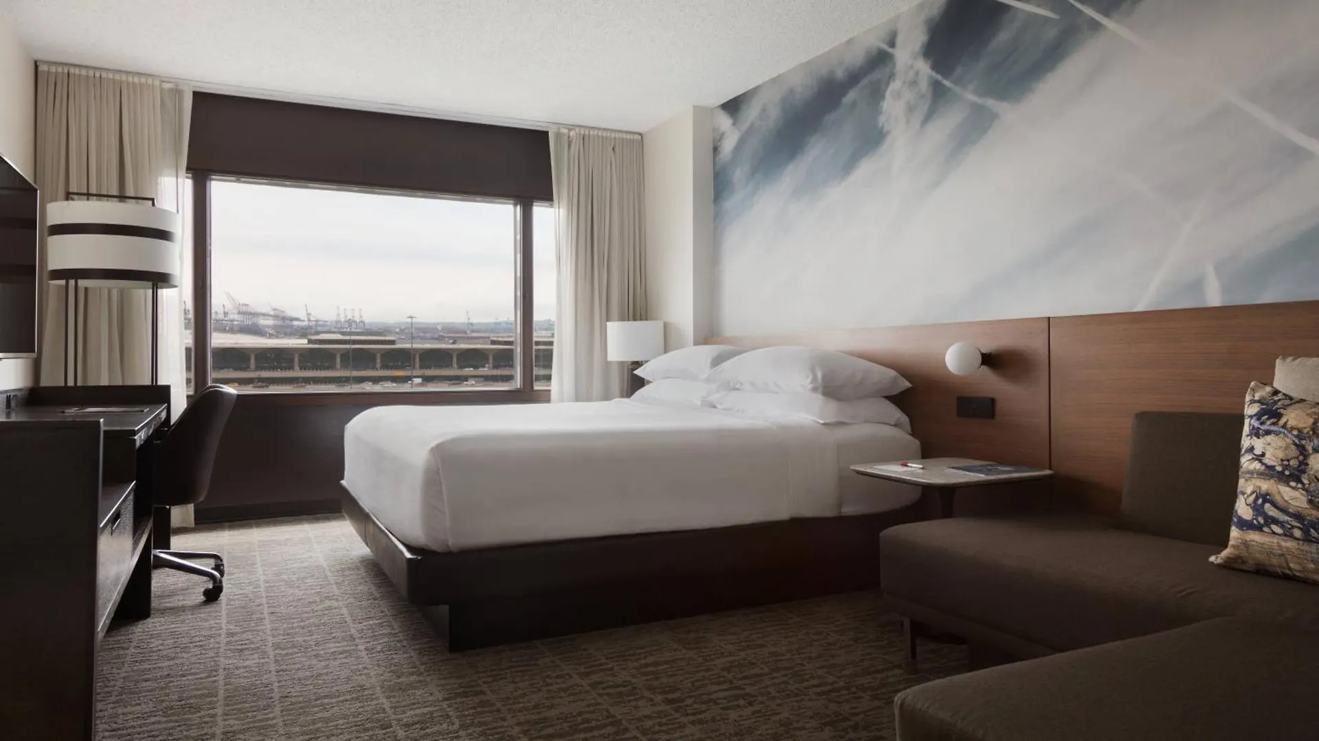 Отель Newark Liberty International Airport Marriott