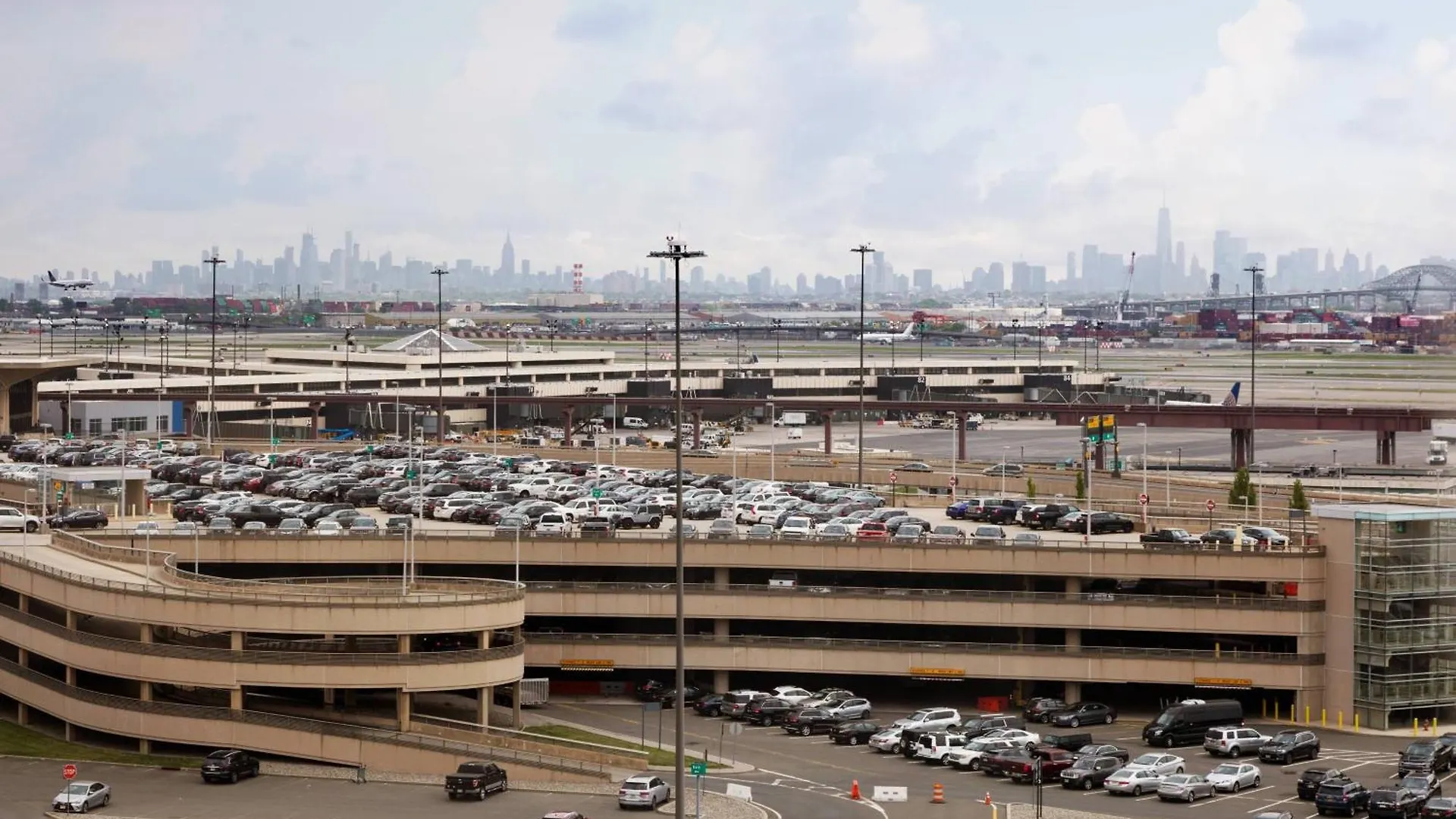 Отель Newark Liberty International Airport Marriott