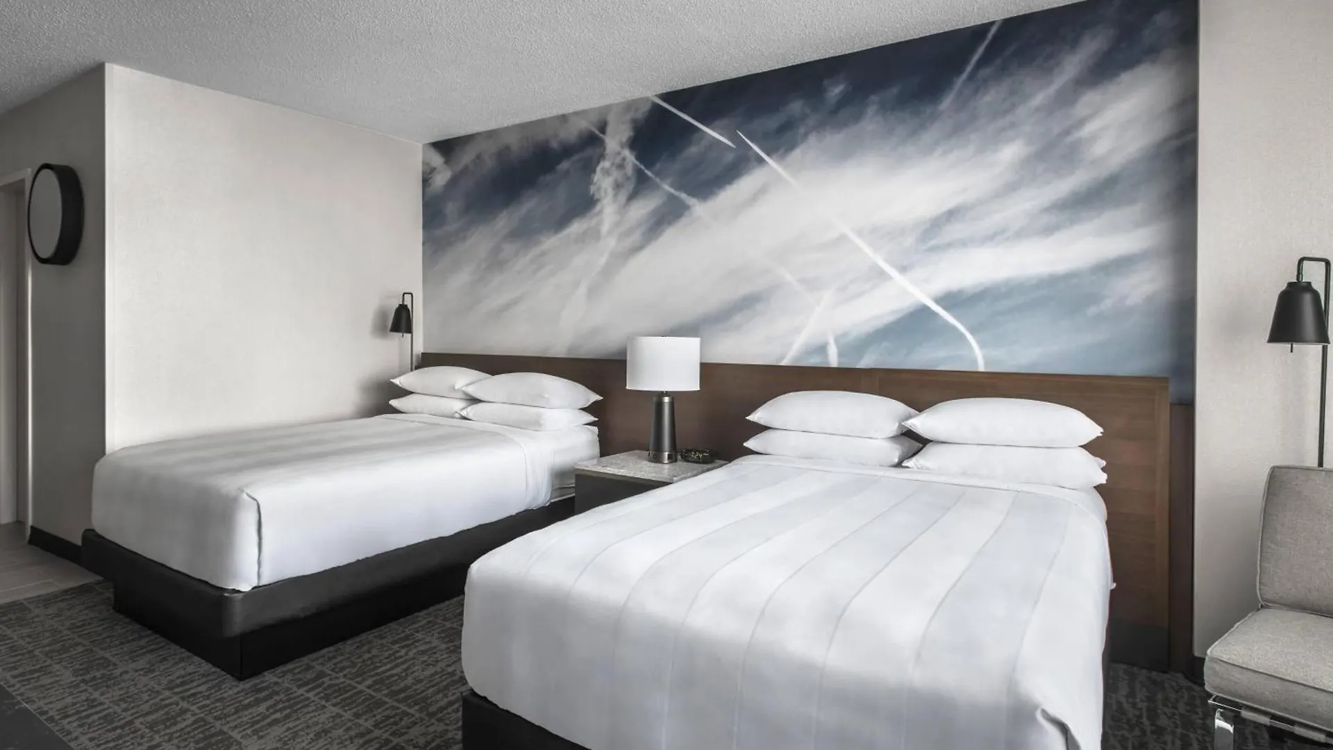 Отель Newark Liberty International Airport Marriott