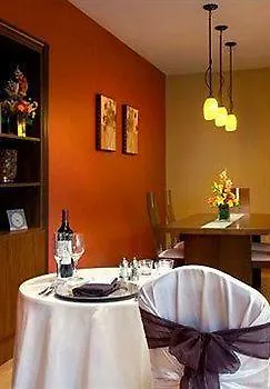 Отель Newark Liberty International Airport Marriott