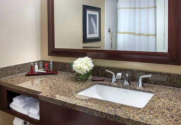 Отель Newark Liberty International Airport Marriott